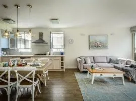 Chic 2BR Apt w Large Windows in Tel Aviv Old North and Shelter Sea N' Rent