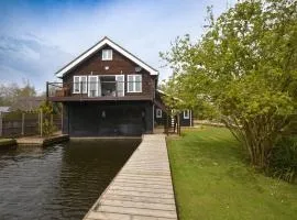 The Boat House - Holiday Home in Horning on the Norfolk Broads