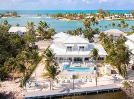 Caribe Sun - Modern Villa with Pool! Walk to the Rum Point Club & Kaibo