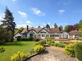 The Sheriff House - Beautiful large property in Wroxham, perfect for family holidays, hotel in Wroxham