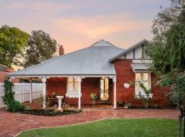 Sapphire House 3BR Art Deco Arcade Fenced Yard