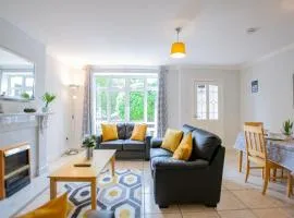 128 - Comfy 2 Bed Apt with Parking - Sleeps 6