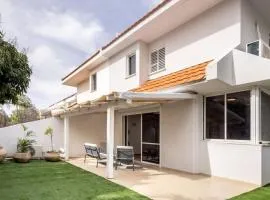 Poleg Serenity Villa with Shelter by Sea N' Rent
