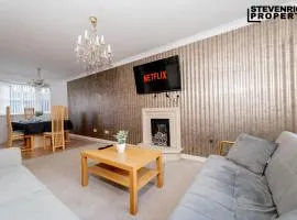 Group-Friendly Large Home in WV9 Wifi, sleeps 9