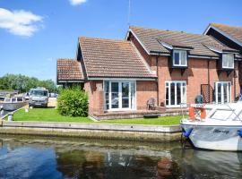 Cavell - sleeps 2 people right in the heart of Wroxham on the Norfolk Broads, hotel in Wroxham