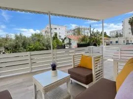 Makenzy Mermaid 2 Bedroom Apartment