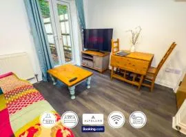 The Purple 5 Bedroom House By AltoLuxoExperience Short Lets & Serviced Accommodation With Free Parking