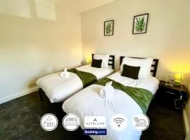 The Jungle Comfy & Spacious 3BR by AltoLuxo Short Lets & Serviced Accommodation With Free WiFi & Parking
