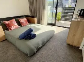 Convenient 1Bed Studio with Ensuite By Hagley Park