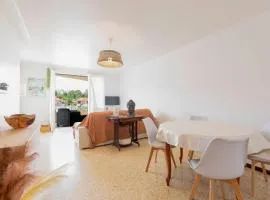 Center of Antibes spacious two-bedroom apartment with terrace and AC