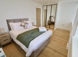 Chertsey Modern 2-Bed Flat with Ensuite & Parking