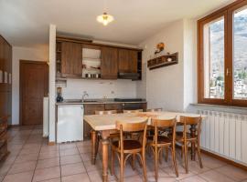 Mountain lodging with fireplace and mountain view, hotel v destinaci Barzio