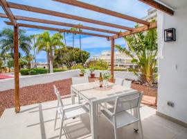 Newly refurbished bungalow in prime location, hotel em Playa de las Americas