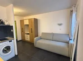 Cozy studio very close to train station