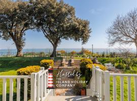 Grand Garden Apartment - The Old Vicarage - Duplex Residence, Breathtaking sea views Over Shanklin Bay - Shanklin Old Village, fantastic family getaway!, hotel in Shanklin