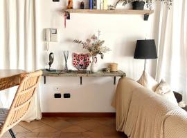 Casa Frida, penthouse on the lake, hotel v destinaci Lonato