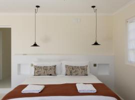 Poplar Karoo Escape, &xi;&epsilon;&nu;&omicron;&delta;&omicron;&chi;&epsilon;ί&omicron; &mu;&epsilon; &upsilon;&delta;&rho;&omicron;&mu;&alpha;&sigma;ά&zeta; &sigma;&epsilon; Prince Albert