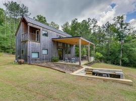65 Acres Secluded Avian Acres Cabin with Trails!、Burkevilleのホテル