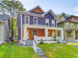 2 Mi to Mass Ave Convenient Townhome with Yard!，印第安納波利斯的飯店