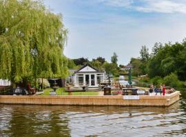 The Willows in the center of the village in Horning, hotel in Horning