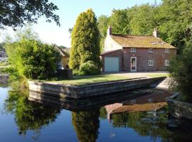 Wherry Cottage in Irstead on the Norfolk Broads โรงแรมในNeatishead