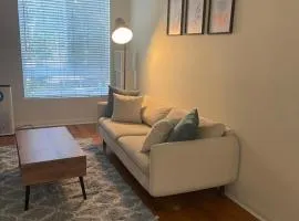 LALAs House- 1br with Free Parking, Pool and Sauna