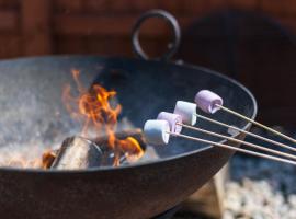 Countryside lodges at WOODS MEADOW, One with hot tub, All sleep 5 or 6 and have Wifi, En suite, Kitchenette, Fire Pits, Children's Play Area, Tennis, Surrounded by Nature - your peaceful family retreat nr Brands Hatch Kent!, camping en West Malling