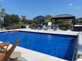 The Grand River Retreat with heated Pool & hot tub, hotel i Belle River