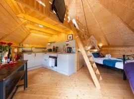Woods Meadow Glamping - Slow Mornings, Peaceful Days, Relaxing Stay - Family & Pet Friendly Lodges - Woodland Escape