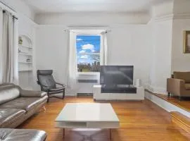 3BR Skyline Apt in Bustling District I Great Value NJ5