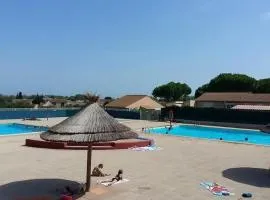 Petit pavillon pour 8 personnes dans une résidence avec piscine