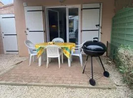 Petit pavillon 4 personnes dans résidence avec piscine