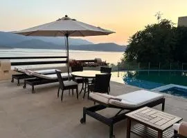 Luxury with Lake View, Pool, Jacuzzi & Gym