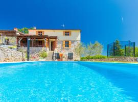 Villa Dora - family house with saltwater pool in Gostinjac, Krk Island, Hotel in Gostinjac