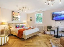 Very best location - Large Luxury Studio by river and City Centre