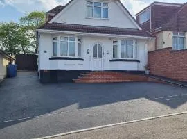 Chezzas Homestay FREE driveway parking & private bathroom TwinTripleKingDoubles