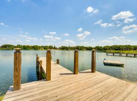 Artsy Bungalow on St Anne Lake: Pool, Dock & Deck, hotel u gradu Lejk Vejls