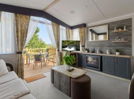 Lake View Escape - Fishing Lakes, Heated Outdoor Swimming Pool 500yrds on Sister Park , Pool Open April to September，Cheriton Bishop的木屋