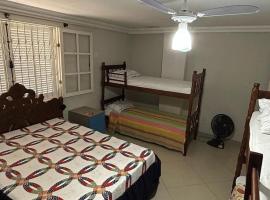 Casa Clorophila, quarto para até 7 hóspedes, guest house in Vila Velha