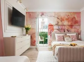 Prestige Central Suite with a living room, air conditiong, balcony & the view on Palace