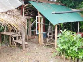 Casa de árbol familiosa