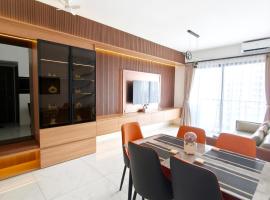 Sky House BSD 3 BR Beside AEON Mall BSD, hotel con tinas de hidromasaje en Samporo