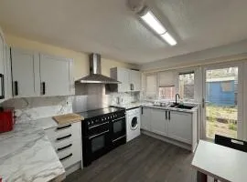 Chelmsford 5 Bedroom Large House with Garden & Parking