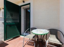 Gorgeous Apartment In Baska Voda, hotel in Baška Voda