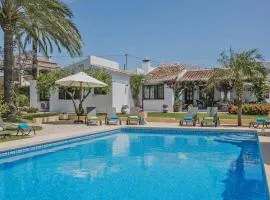 Villa Sortetes by Villa Plus