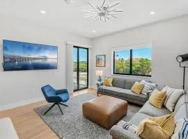 Jeannie's Sunrise Suite - Luxury 2BR Across from Beach - Balcony - Rocket Views