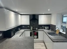 The Lucia Apartments II - 1 Bedroom Town Centre Apartment - Contractor Friendly - Free Parking - Full Kitchen - Washer Dryer - Spacious - Ideal for Work Stays