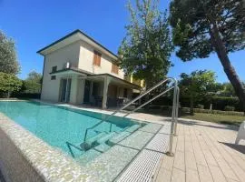 Delightful villa with garden and pool in Albarella