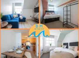 Modern 2 bedroom Apartment in Bournemouth town centre, 5 minutes walk to the beach, sleeps up to 6