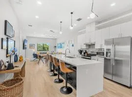 Major Nelson's Suite - Wave Haven Luxe - Balcony - Rocket Views - Walk to Beach